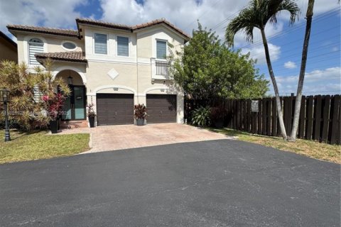 House in Doral, Florida 4 bedrooms, 214.05 sq.m. № 1864535 - photo 2