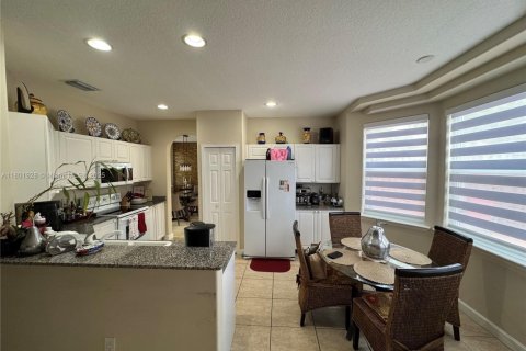 House in Doral, Florida 4 bedrooms, 214.05 sq.m. № 1864535 - photo 21