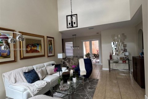 House in Doral, Florida 4 bedrooms, 214.05 sq.m. № 1864535 - photo 10