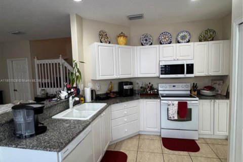 House in Doral, Florida 4 bedrooms, 214.05 sq.m. № 1864535 - photo 18
