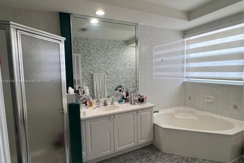 House in Doral, Florida 4 bedrooms, 214.05 sq.m. № 1864535 - photo 29