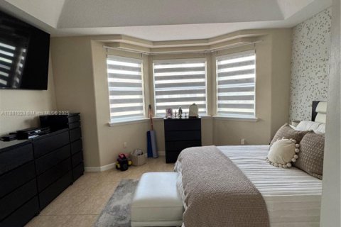House in Doral, Florida 4 bedrooms, 214.05 sq.m. № 1864535 - photo 30