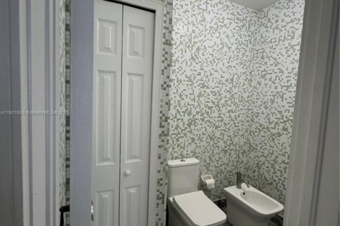House in Doral, Florida 4 bedrooms, 214.05 sq.m. № 1864535 - photo 28