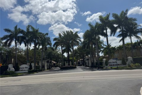 House in Doral, Florida 4 bedrooms, 214.05 sq.m. № 1864535 - photo 1
