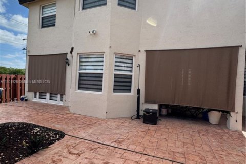 House in Doral, Florida 4 bedrooms, 214.05 sq.m. № 1864535 - photo 6