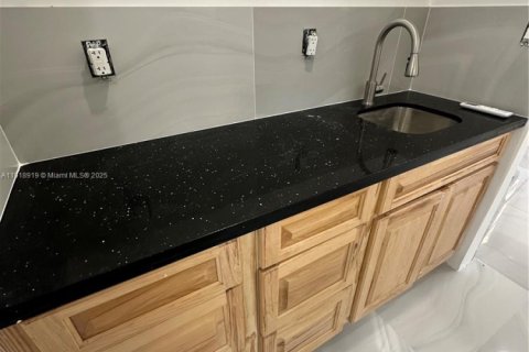 Снять в аренду коммерческую недвижимость в Форт-Лодердейл, Флорида 1 спальня, 27.87м2, № 1973299 - фото 3