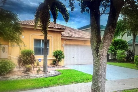 Дом в Уэстон, Флорида 4 спальни, 182.37м2 № 2043390