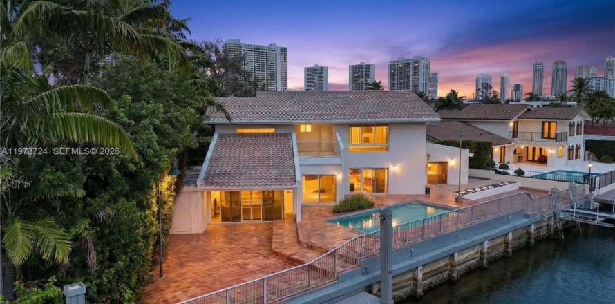 Casa en North Miami Beach, Florida 4 dormitorios, 349.78 m2 № 2040006