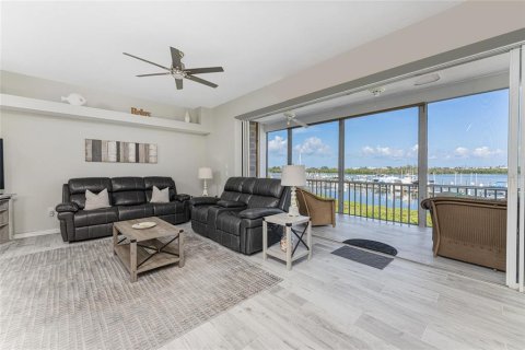Condo in Englewood, Florida, 2 bedrooms  № 1636764 - photo 9