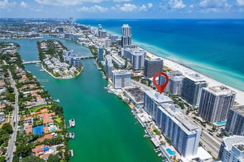 Condo in Miami Beach, Florida, 2 bedrooms  № 1857161 - photo 1
