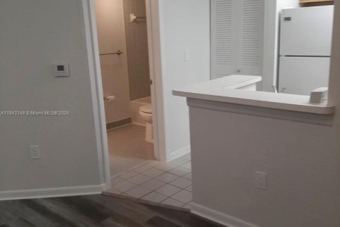 Condo in Oakland Park, Florida, 1 bedroom  № 1836384 - photo 5