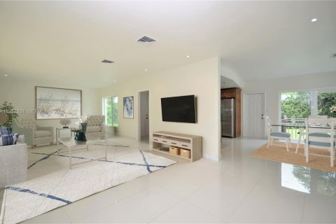 House in Coral Gables, Florida 3 bedrooms, 159.79 sq.m. № 2003373 - photo 6