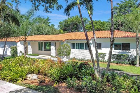 House in Coral Gables, Florida 3 bedrooms, 159.79 sq.m. № 2003373 - photo 17