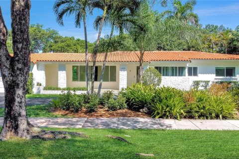 House in Coral Gables, Florida 3 bedrooms, 159.79 sq.m. № 2003373 - photo 18