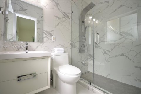 House in Coral Gables, Florida 3 bedrooms, 159.79 sq.m. № 2003373 - photo 14