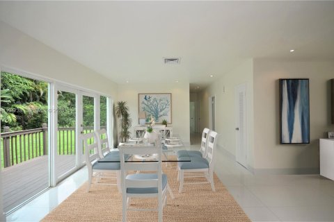 House in Coral Gables, Florida 3 bedrooms, 159.79 sq.m. № 2003373 - photo 9