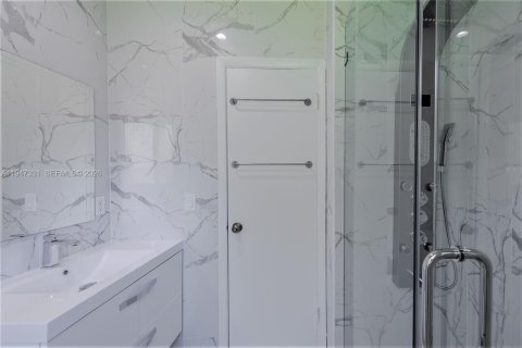 House in Coral Gables, Florida 3 bedrooms, 159.79 sq.m. № 2003373 - photo 11