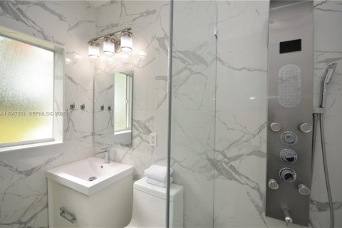 House in Coral Gables, Florida 3 bedrooms, 159.79 sq.m. № 2003373 - photo 15