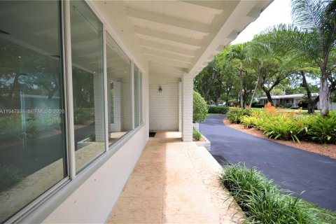 House in Coral Gables, Florida 3 bedrooms, 159.79 sq.m. № 2003373 - photo 16