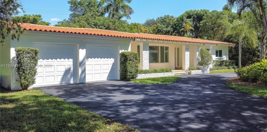 House in Coral Gables, Florida 3 bedrooms, 159.79 sq.m. № 2003373