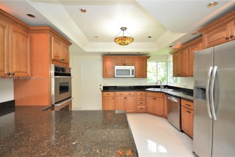 House in Coral Gables, Florida 3 bedrooms, 159.79 sq.m. № 2003373 - photo 7