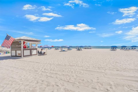 Condo in Miami Beach, Florida, 2 bedrooms  № 2020730 - photo 27