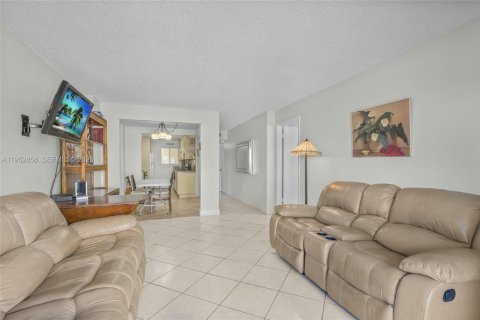 Condo in Miami Beach, Florida, 2 bedrooms  № 2020730 - photo 5