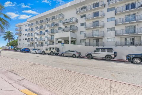 Condo in Miami Beach, Florida, 2 bedrooms  № 2020730 - photo 25