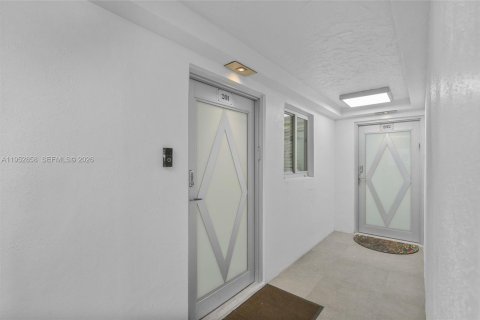 Condo in Miami Beach, Florida, 2 bedrooms  № 2020730 - photo 20