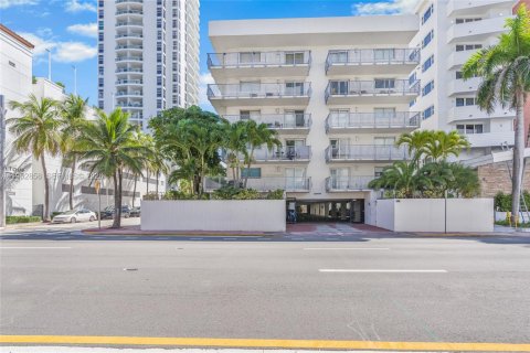 Condo in Miami Beach, Florida, 2 bedrooms  № 2020730 - photo 23