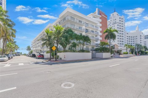 Condo in Miami Beach, Florida, 2 bedrooms  № 2020730 - photo 24
