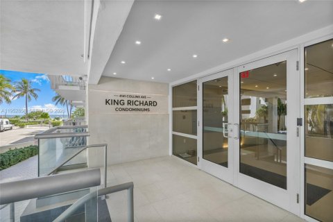 Condo in Miami Beach, Florida, 2 bedrooms  № 2020730 - photo 2