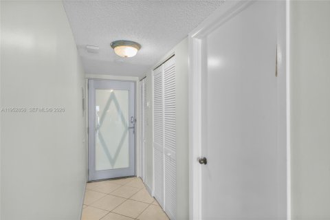 Condo in Miami Beach, Florida, 2 bedrooms  № 2020730 - photo 19