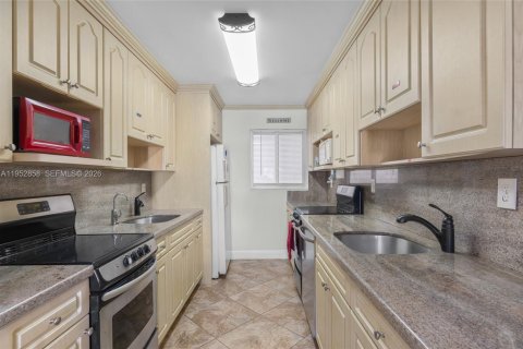 Condo in Miami Beach, Florida, 2 bedrooms  № 2020730 - photo 6