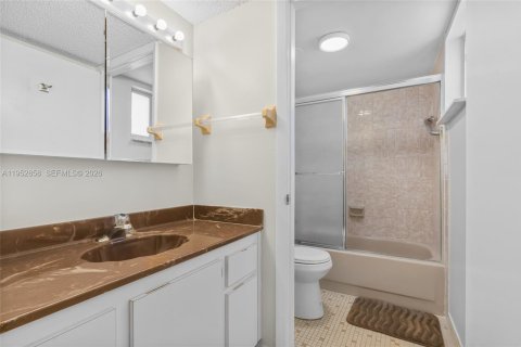 Condo in Miami Beach, Florida, 2 bedrooms  № 2020730 - photo 15