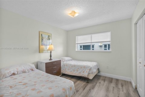 Condo in Miami Beach, Florida, 2 bedrooms  № 2020730 - photo 16