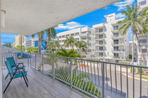 Condo in Miami Beach, Florida, 2 bedrooms  № 2020730 - photo 3