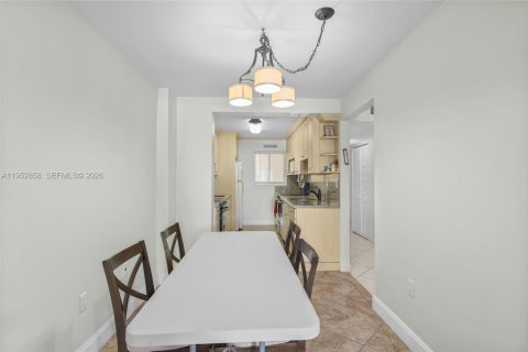 Condo in Miami Beach, Florida, 2 bedrooms  № 2020730 - photo 11