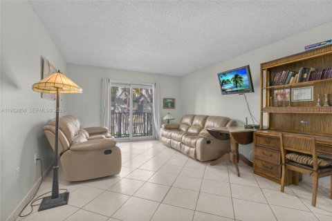 Condo in Miami Beach, Florida, 2 bedrooms  № 2020730 - photo 8