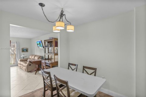 Condo in Miami Beach, Florida, 2 bedrooms  № 2020730 - photo 12