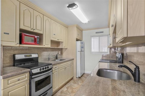 Condo in Miami Beach, Florida, 2 bedrooms  № 2020730 - photo 7