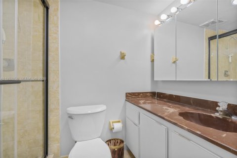 Condo in Miami Beach, Florida, 2 bedrooms  № 2020730 - photo 17