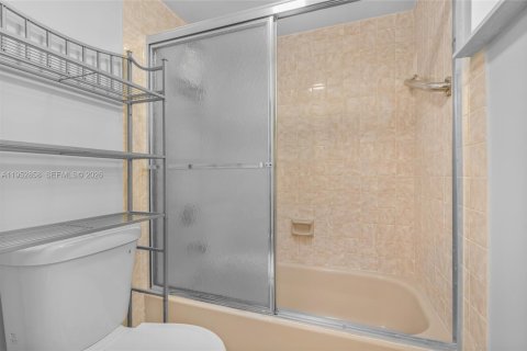 Condo in Miami Beach, Florida, 2 bedrooms  № 2020730 - photo 18