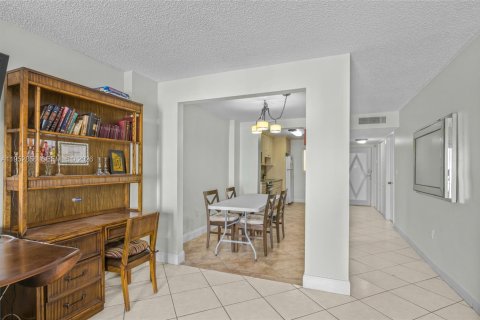 Condo in Miami Beach, Florida, 2 bedrooms  № 2020730 - photo 10