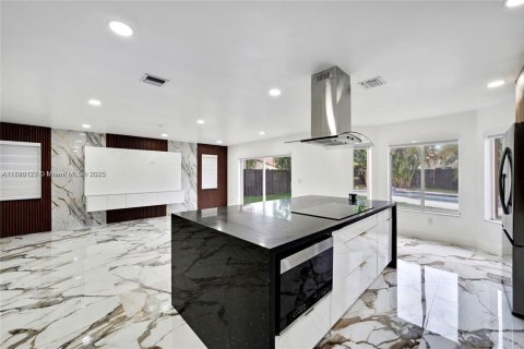 House in Davie, Florida 4 bedrooms, 235.41 sq.m. № 1932343 - photo 14