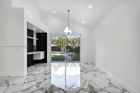 House in Davie, Florida 4 bedrooms, 235.41 sq.m. № 1932343 - photo 5