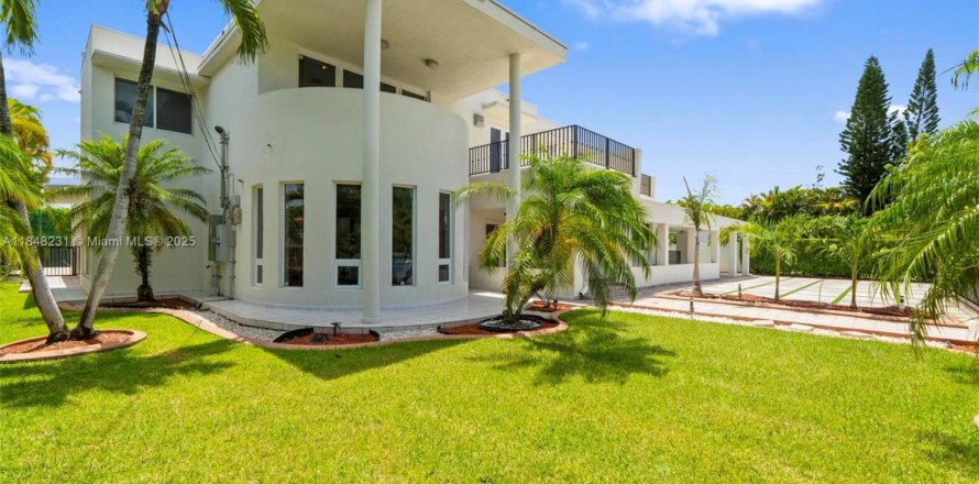 Casa en South Miami, Florida 5 dormitorios, 528.89 m2 № 1848893