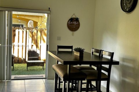 Adosado en alquiler en Doral, Florida, 3 dormitorios, 135.82 m2 № 2031719 - foto 5
