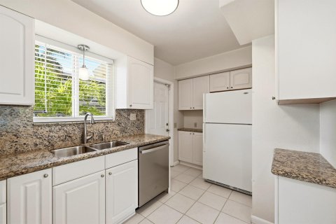 House in Lauderdale-by-the-Sea, Florida 3 bedrooms, 167.97 sq.m. № 2190993 - photo 13