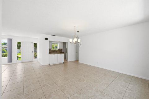 House in Lauderdale-by-the-Sea, Florida 3 bedrooms, 167.97 sq.m. № 2190993 - photo 11
